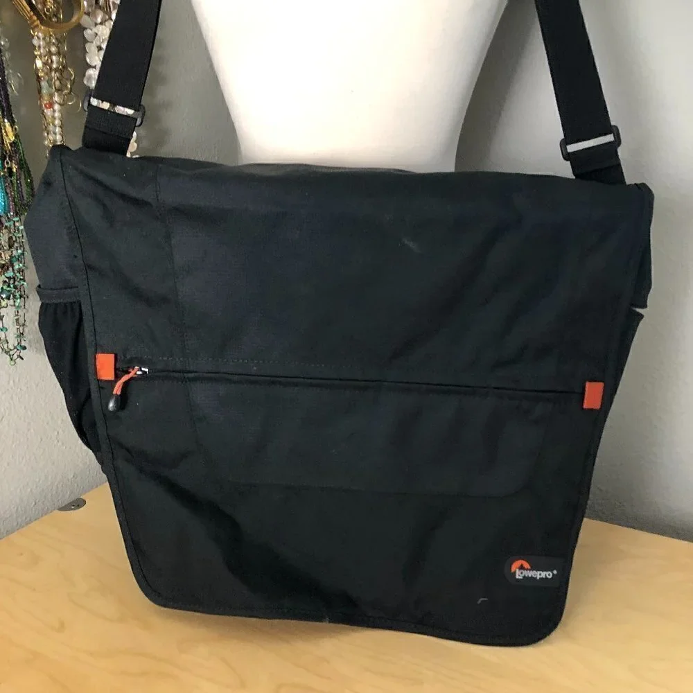 lowepro laptop messenger